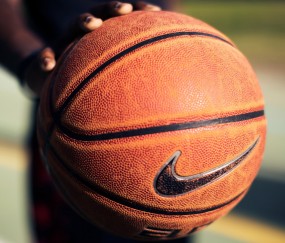 开云体育入口-库里成为胜负手，欧冠淘汰赛之夜的跨界启示