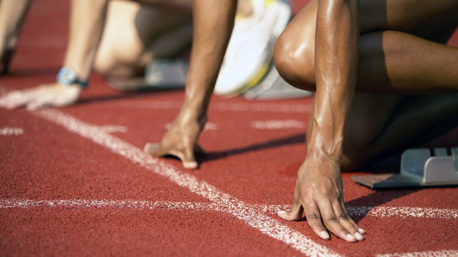 F1新赛季揭幕战焦点战，尼克斯击溃魔术，速度与激情的双重奏